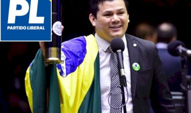 Deputado Gilvan da Federal afronta a Constituição e causa revolta nas redes